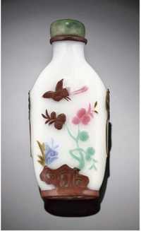 19th Century A Yangzhou school six-colour overlay white glass snuff bottle